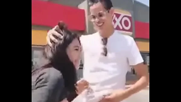 Novinha tarada em público