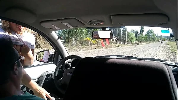 Joven desconocida me masturba en mi auto en la calle