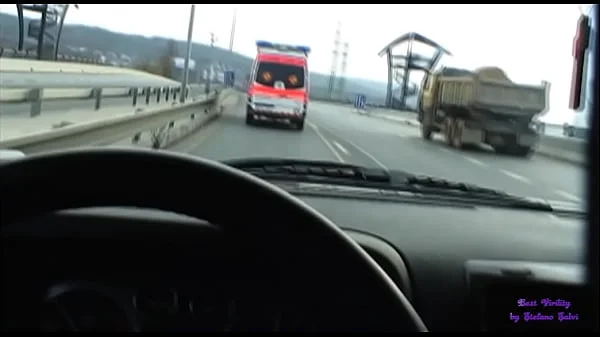 Varakova è in un autogrill a caccia di clienti per scopare