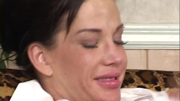 Holly Body adore les jeunes bites et le sperme