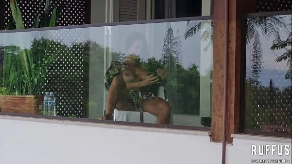 Espionando a vizinha vadia se masturbando na varanda
