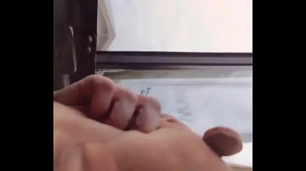 Sem calcinha no onibus... provocando ao passageiro do lado e deixando ele tocar a ppkinha .... quer ver o video completo??... : bolivianamimi