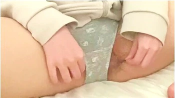 Volohata Yaponska Lubitelka Masturbue V Mokrih Zaplyamovanih Trusikah