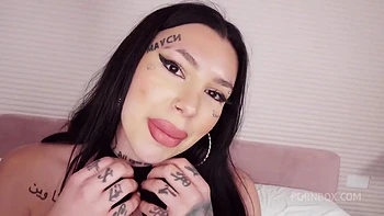 tatuada muy puta se come dos pollas al mismo tiempo y hace dp