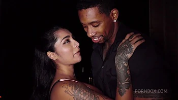 La novia de mi amigo se escapa para follarme en un hotel. Ella