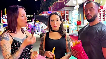 Sienna discovers voyeurism with Pam... - Jacquie et Michel TV