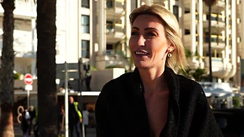 Phil gets a visit from Lucy - Jacquie et Michel TV