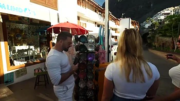 The croupier treats her customers - Jacquie et Michel TV