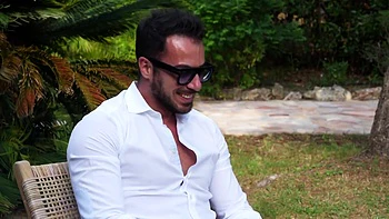 Carollina comes across two vampires - Jacquie et Michel TV