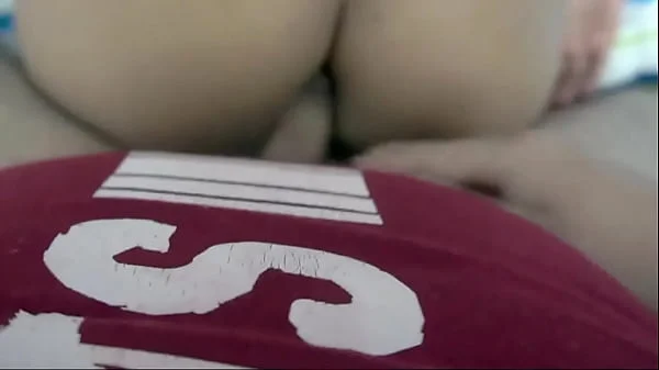 mi linda novia, en sexy pijama, depierta caliente y me ofrece su culito apretado