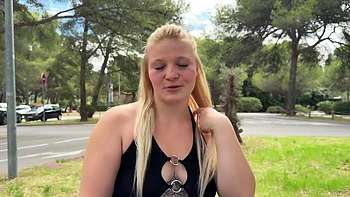 Queen, 20 years old, sublime beginner in X! - Jacquie et Michel TV