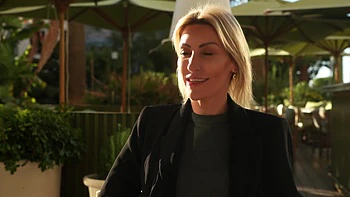 Jessie experiences the tornado Marie ... - Jacquie et Michel TV