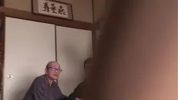 嫁いだ大家族は全員覗き魔　夫の家族は4人家族で全員男。それも覗きが家風という変態家族であった。まだまだ現役で勢力旺盛な義父、Hな事を考えさせたら右に出る者はいない長男、純粋な覗き好きな三男、元引きこもりで巨乳好きの四男。　Full→https://bit.ly/3dou3y8