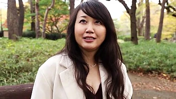 ムチムチ巨乳美熟女がおっぱい揉みしだかれクリトリス愛撫で感じる