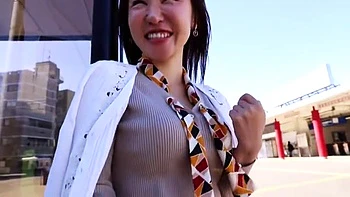 色気溢れる美人妻が乳首コリコリとオマンコ愛撫で吐息は乱して感じまくり