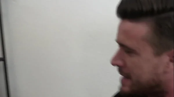 De roodharige bij de kapper wil de rekening niet betalen en hij neukt haar in haar gretige gaatjes