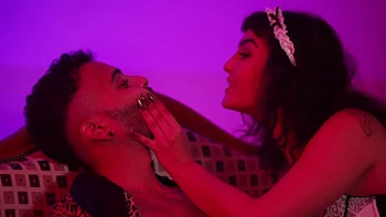 Lorenzo receives his delivery - Jacquie et Michel TV