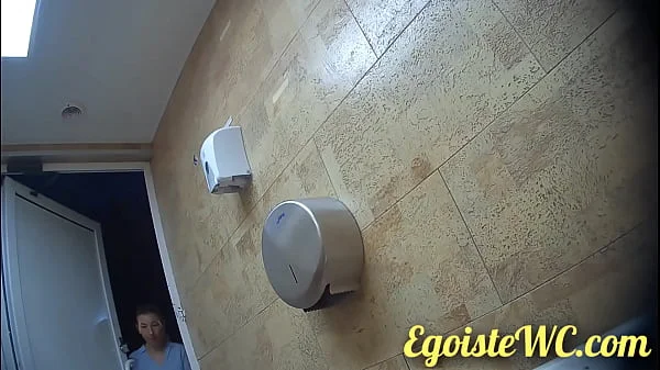 NEW! Everyone to watch! Examining the beautiful vagina of a girl in the toilet! Gorgeous view!