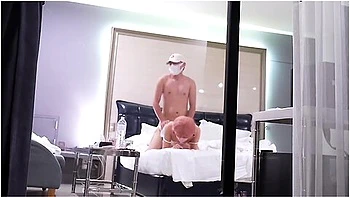 骚逼嫩第一次开房约炮按在玻璃上狠狠后入