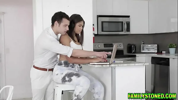 Jerking while stepsis fingers her pussy