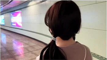 忍不住了第铁上揉她的小豆豆插入小嫩逼