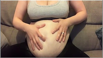 Moisturising My Pregnant Bump With Lotion