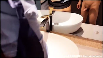 不爱穿内衣的酒店前台骚子她要对着镜子让我从后面操进去