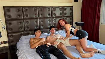 Joven Universitaria Pide Ayuda A Sus Companeros Y Termina Comiendose Tres Pollas