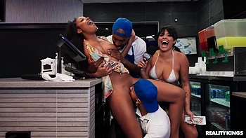 Dickdealer Don And Brianna Moores In Restaurant Threesome