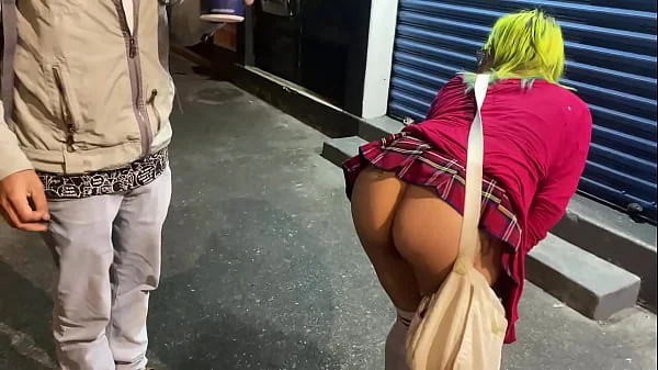 Se fue de pinta y se masturba en la calle hasta lograr un squirting