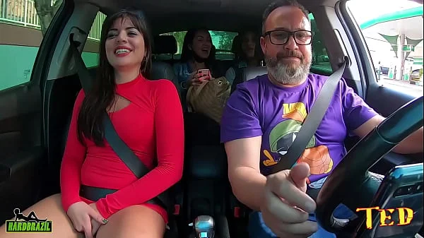 Pamela Pantera faz a festa dentro do carro sempre mostrando tudo que pode - Elisa Sanches - Alessandra Carvalho