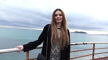 Anaïs isn't just here for the photos... - Jacquie et Michel TV