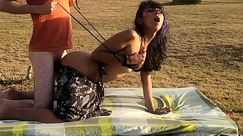 ce mec se tape une libertine espagnole dans un champ