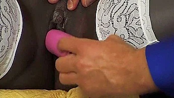 Schwarze In Weissen Strapsen Gefingert