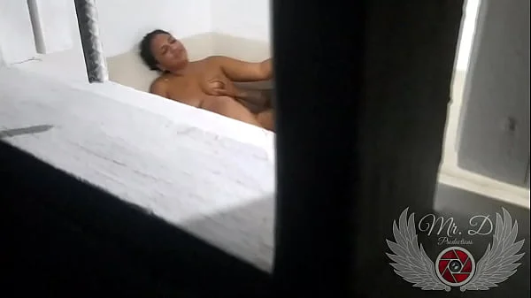 I catch my young and beautiful neighbor having sex at night with her who has just arrived from Miami at his parents' house. They almost caught me while spying on them and filming through the window