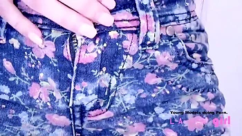 Cover-girl Queen Bees Amateur Clip