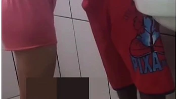 Fodendo A Empregada . No Banheiro !