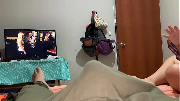 Hermanastro te estas masturbando? dejame ayudarte quiero probar tu semen