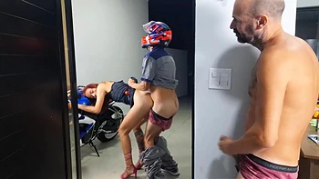 Esposa Recebe Motoboy E Corno Se Masturba!