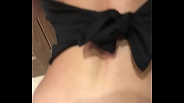 Sodomie surprise en soirée dans la salle de bain de nos amis