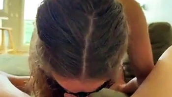 il lui apprend a sucer sa queue