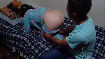 mi mejor amiga me deja tocarla a cambio de unos regalos: mi linda amiga esta sola en la casa y aprovecho para follarla a cambio de comprarle regalos, casi nos pillan