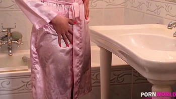 Cleaning her Twat in the Tub - Shower Spray Gets her Good