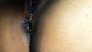 Mulher mostra bunda empinada no banco e goza gostoso no