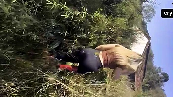 Loira visita a granja e faz um boquete amador no galinheiro.