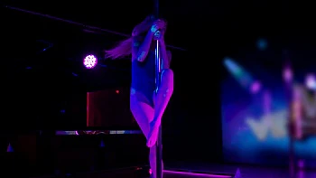 Blonde solo jerking off