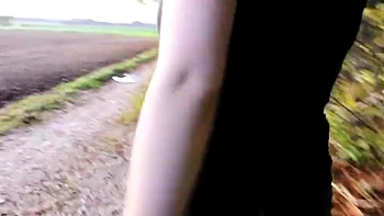 Deutsche Amateurin mit groem Arsch und groen Titten steckt