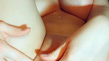 Amateur Close Up Squirting Masturbation