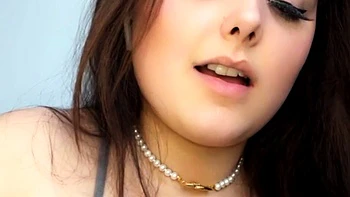 Masturbating solo babe loves her toys