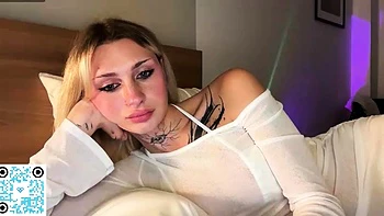 Hot amateur webcam teen masturbates for their fans